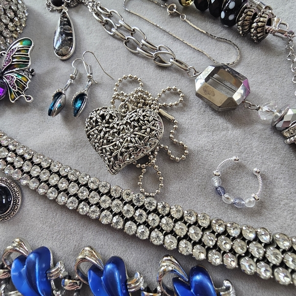 Vintage Jewelry Lot #3 - Picture 5 of 6